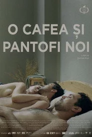 Një filxhan kafe dhe këpucë të reja veshur