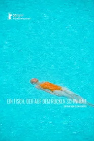 Ein Fisch, der auf dem Rücken schwimmt