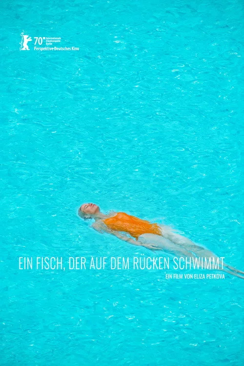 Ein Fisch, der auf dem Rücken schwimmt
