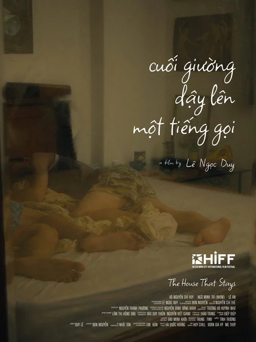 Cuối giường dậy lên một tiếng gọi