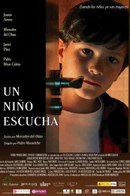 UN NIÑO ESCUCHA