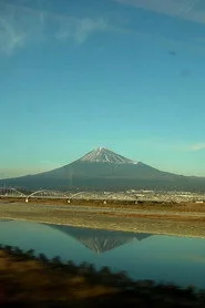 Le Mont Fuji vu d'un train en marche