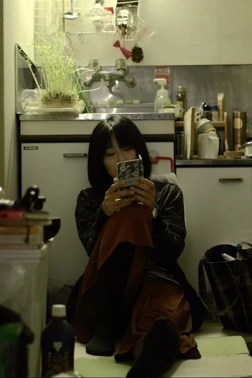 遠近を抱えた女
