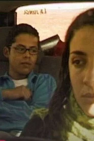 Conejo miró la ruta eligió cruzar