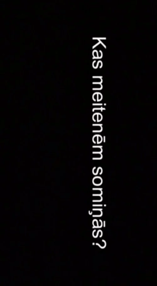 Kas meitenēm somiņās?