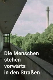 Die Menschen stehen vorwärts in den Straßen