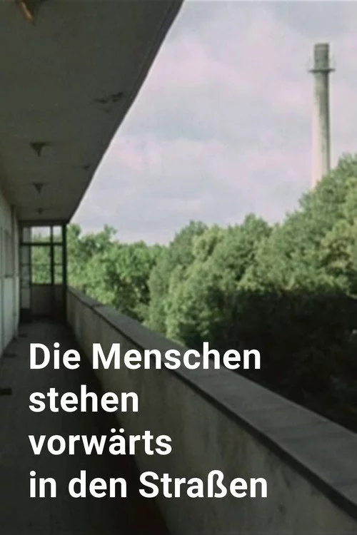 Die Menschen stehen vorwärts in den Straßen